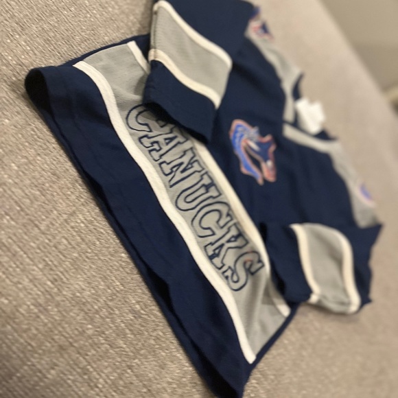 Canucks Jersey - 2T - Picture 4 of 5
